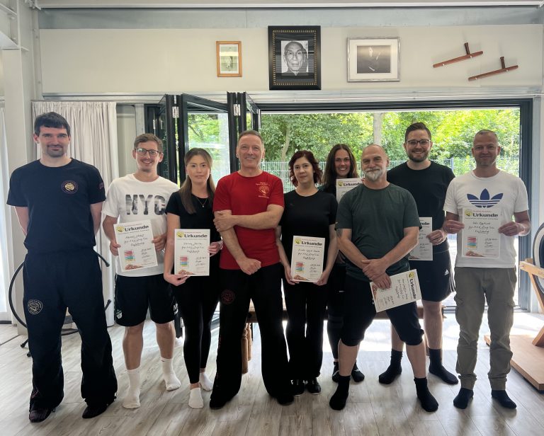 Beamt/innen des Amtes für Integration und Ausländerangelegenheiten des Kreises Düren lernen Techniken aus dem Wing Tsun von Sifu Mario & Team